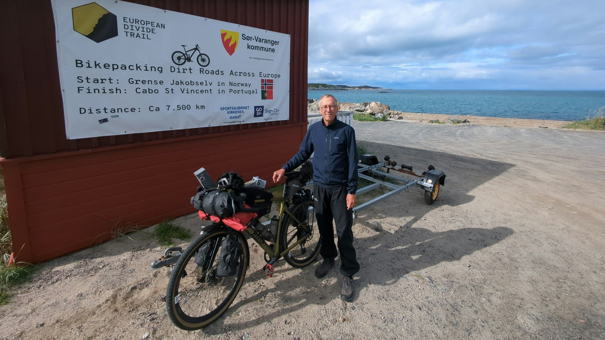 Angekommen am Polarmeer: Jörg Malsam aus Rösrath im norwegischen Grense Jakobselv am Ende seiner Radtour.