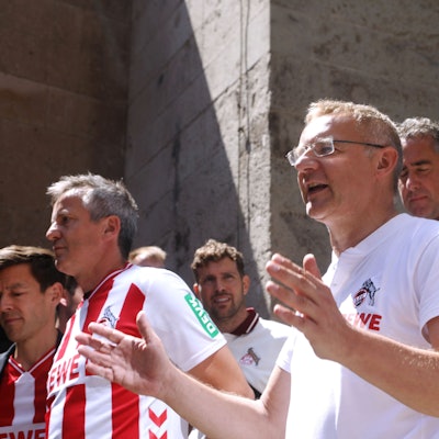 Vizepräsident Eckhard Sauren beim Protest des 1. FC Köln vor dem Kölner Rathaus
