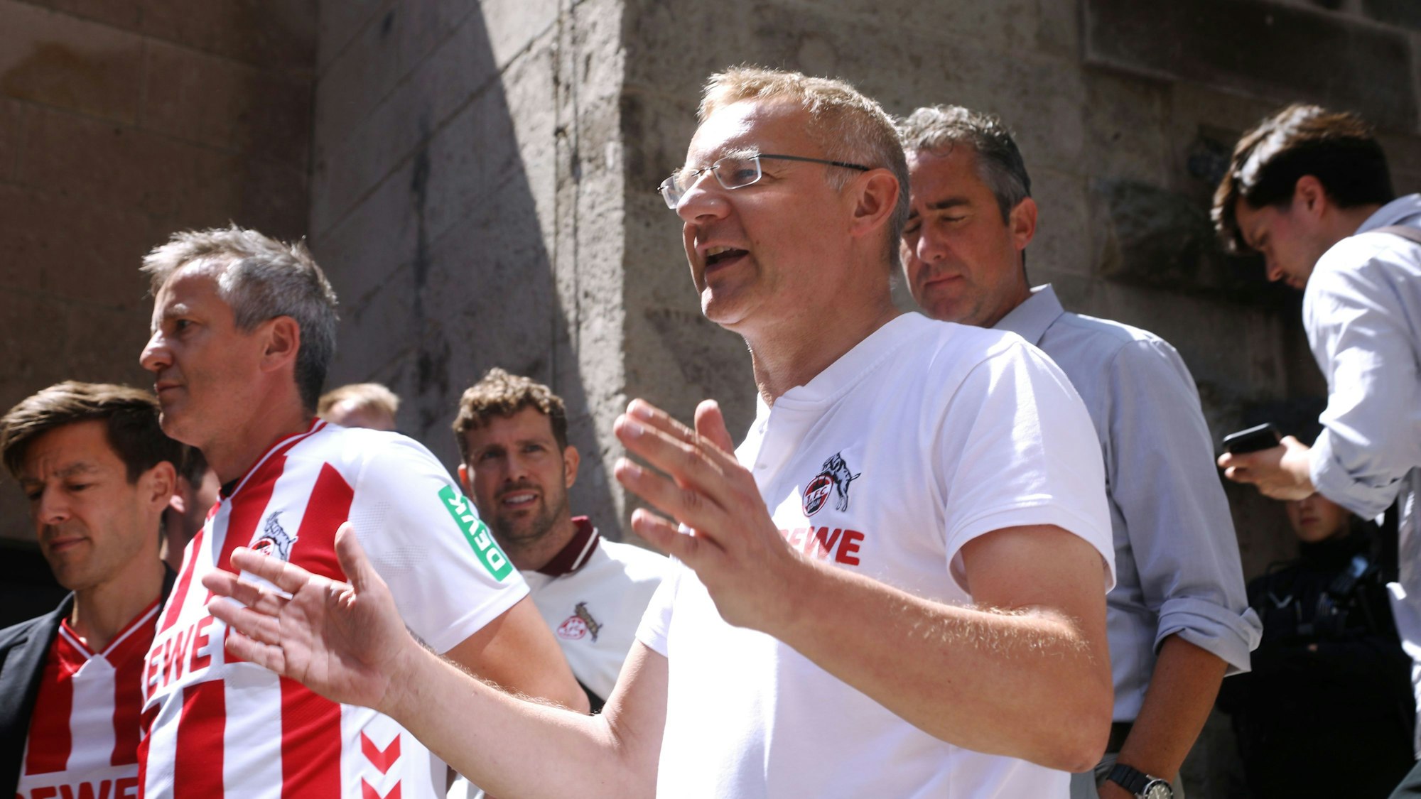 Vizepräsident Eckhard Sauren beim Protest des 1. FC Köln vor dem Kölner Rathaus