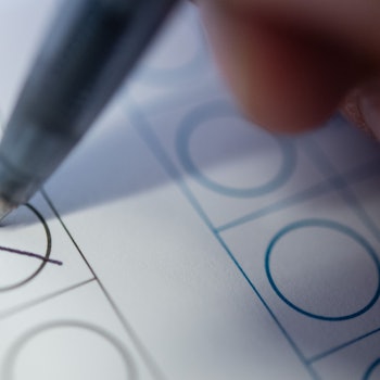 Noch unentschlossen, welche Partei Sie bei der Kommunalwahl wählen sollen? Online-Wahlhilfen können die Wahlentscheidung erleichtern. (Symbolbild)