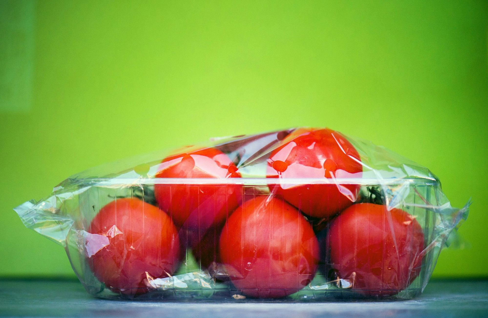 Trotz jahrelanger Nachhaltigkeitsdebatten wird Gemüse häufig noch in Plastikverpackungen verkauft. (Symbolbild)