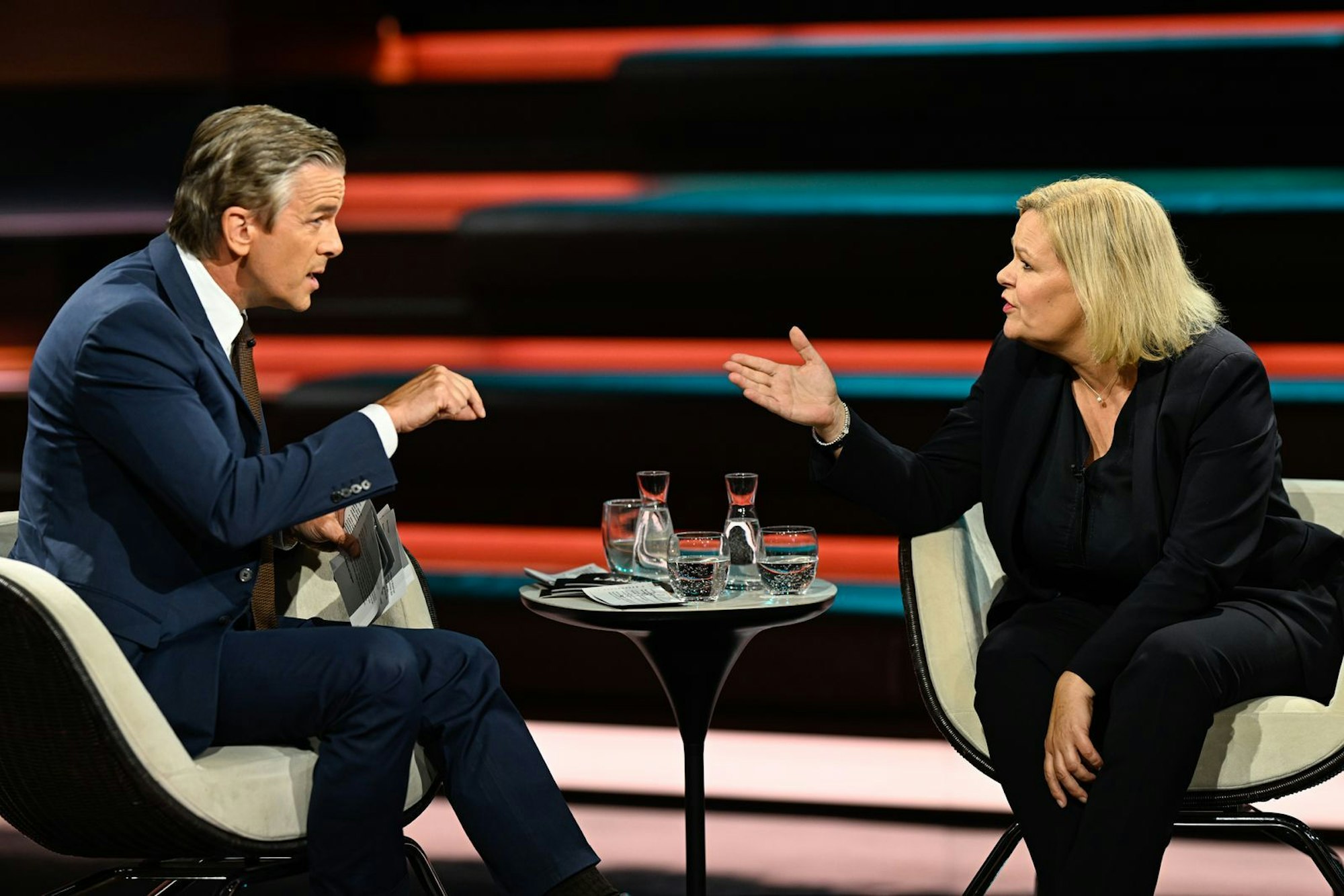 Bei „Markus Lanz“ zählte Nancy Faeser die vielen Erfolge auf, die sie ihrer Meinung nach als Bundesinnenministerin für sich verbuchen konnte. Markus Lanz hingegen fragte kritisch nach. (Bild: ZDF / Markus Hertrich)