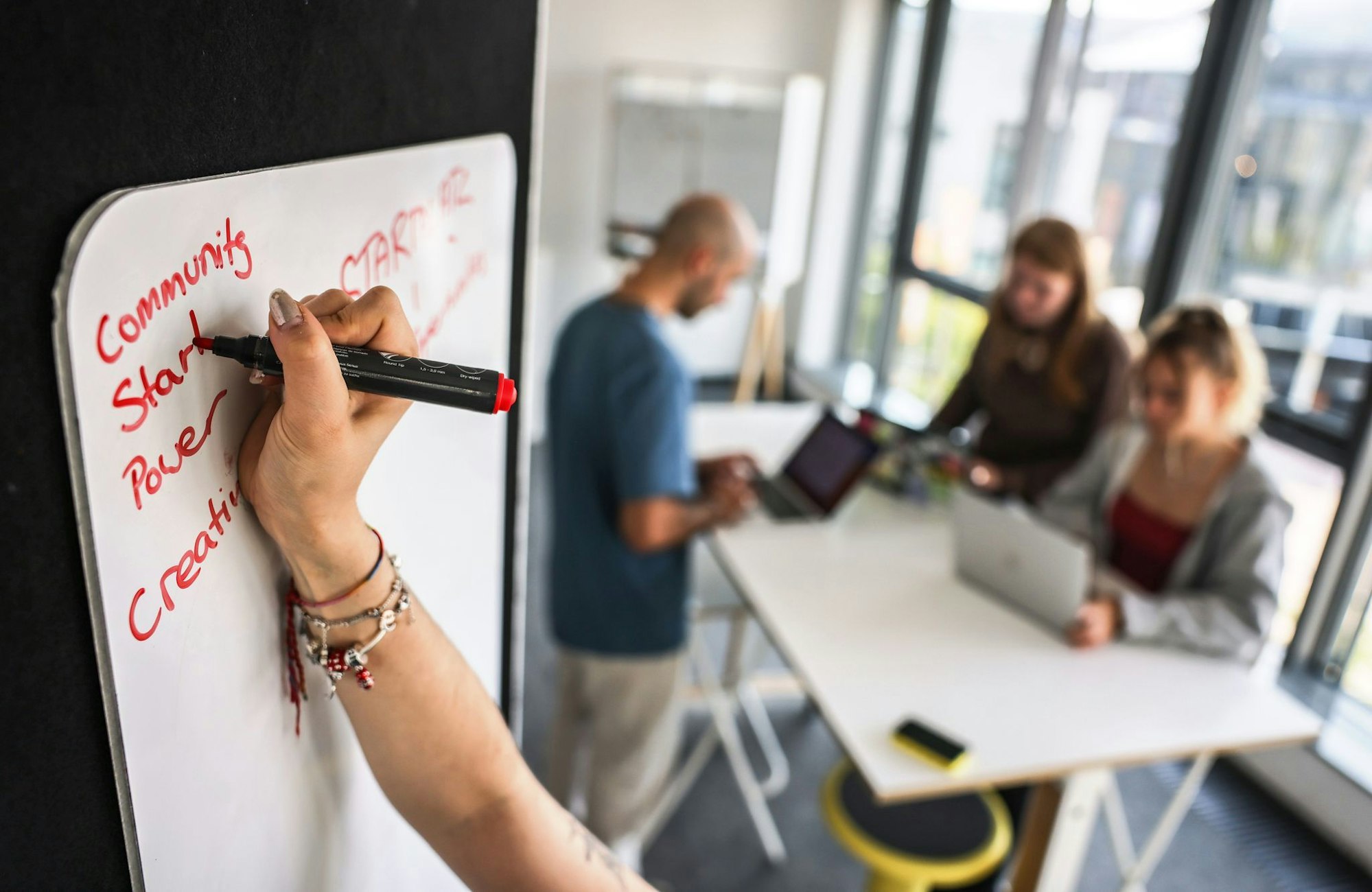 In der Wirtschaftskrise sparen etablierte Unternehmen - das trifft Start-ups. (Archivbild)