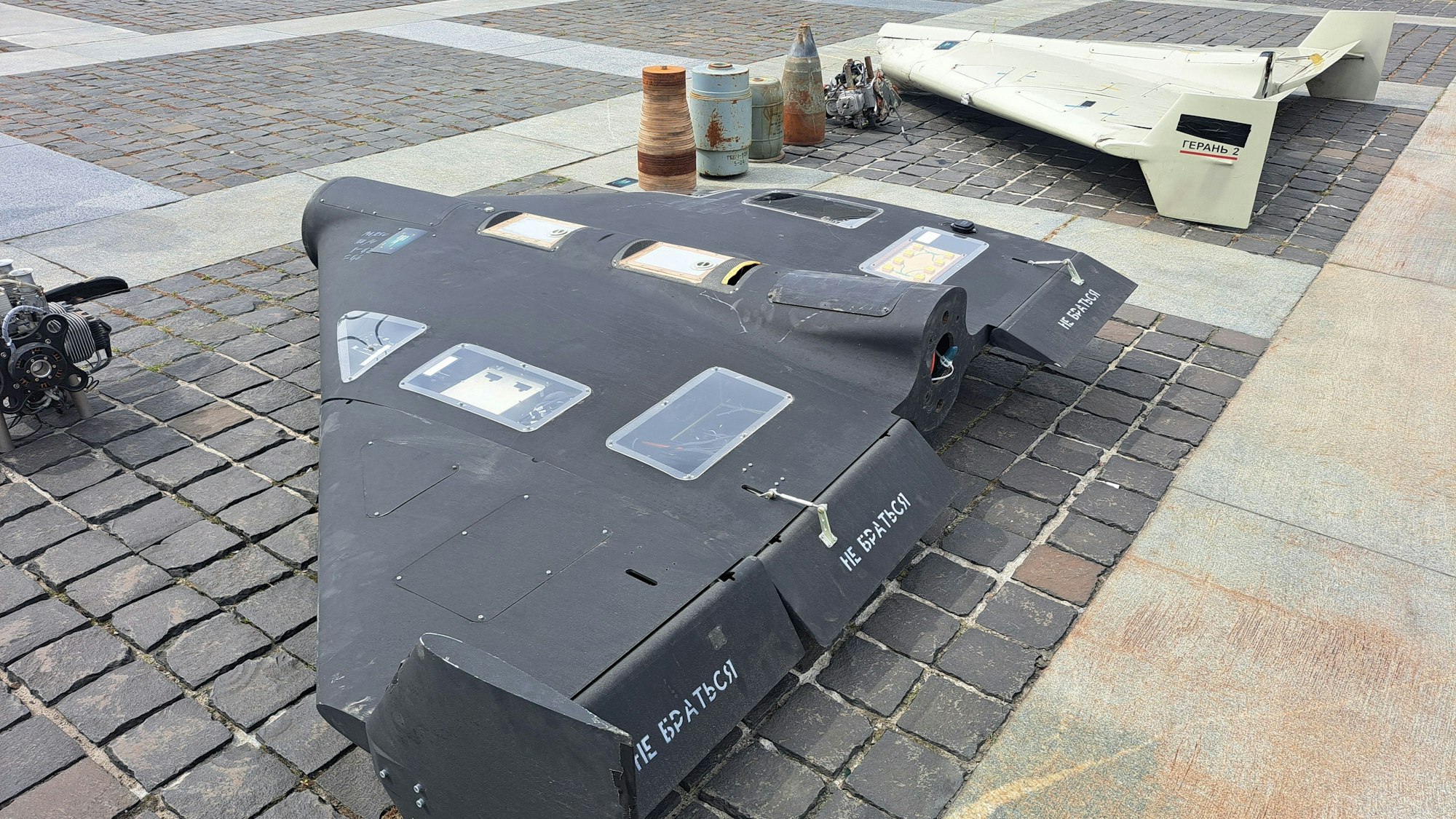 Ausgestellte über der Ukraine abgeschossene russische Kampfdrohnen iranischer Bauart des Typs «Geran 2» liegen nebeneinander auf dem Boden.