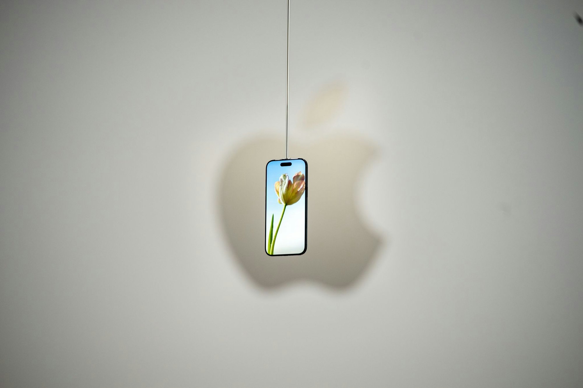 iPhone am Faden: Apples neues iPhone Air bei der Vorstellung im Apple-Hauptquartier in Cupertino.