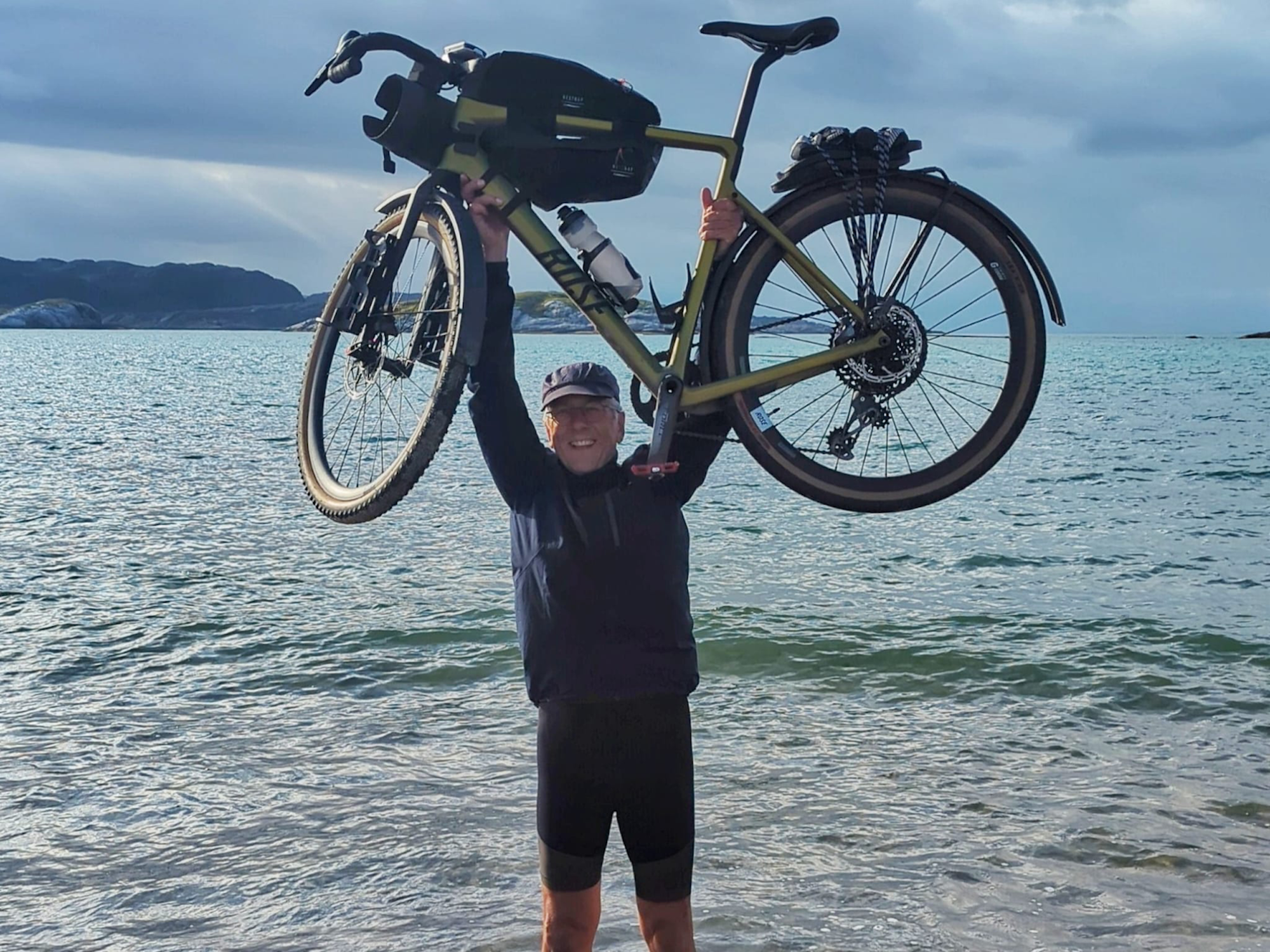 Die Füße im Wasser, das Herz voller Glück: 4000 Kilometer ist Krebspatient Jörg Malsam bis ans Polarmeer geradelt.