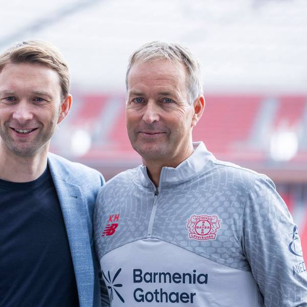 Kasper Hjulmand, Cheftrainer von Bayer 04 Leverkusen, mit Sportgeschäftsführer Simon Rolfes (r.)