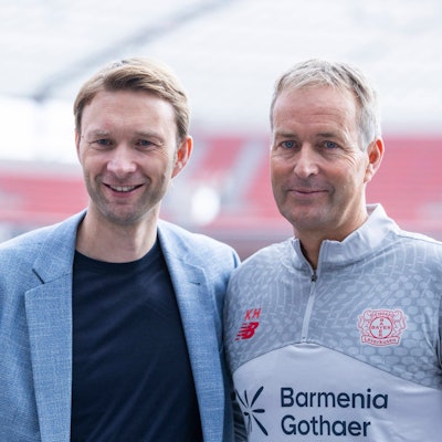 Kasper Hjulmand, Cheftrainer von Bayer 04 Leverkusen, mit Sportgeschäftsführer Simon Rolfes (r.)