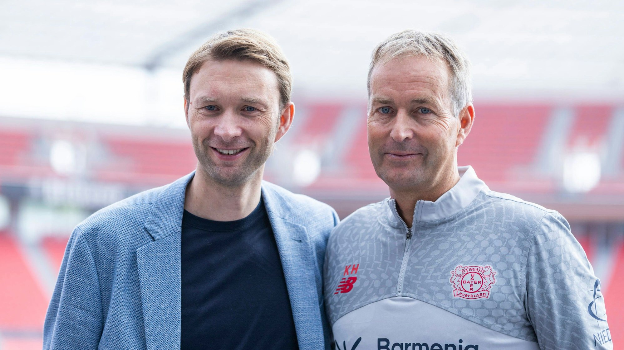 Kasper Hjulmand, Cheftrainer von Bayer 04 Leverkusen, mit Sportgeschäftsführer Simon Rolfes (r.)