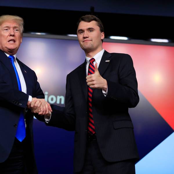 ARCHIV - 22.03.2018, USA, Washington: US-Präsident Donald Trump schüttelt dem Moderator Charlie Kirk während des Forums «Generation Next» im Weißen Haus im Eisenhower Executive Office Building auf dem Gelände des Weißen Hauses die Hand. Der rechtskonservative US-Podcaster und Aktivist Kirk ist bei einer Veranstaltung an einer Universität im westlichen US-Bundesstaat Utah angeschossen worden. Kirk sei laut einem Post der Utah Valley Universität in Orem auf der Plattform X getroffen und von seinen Sicherheitsleuten mitgenommen worden. Eine verdächtige Person befinde sich in Gewahrsam. Foto: Manuel Balce Ceneta/AP/dpa +++ dpa-Bildfunk +++