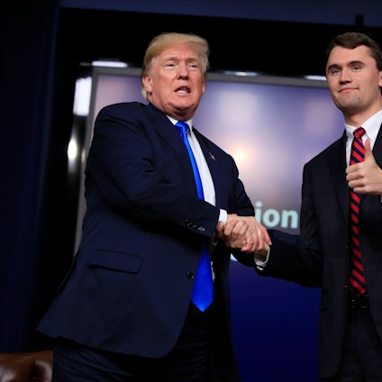ARCHIV - 22.03.2018, USA, Washington: US-Präsident Donald Trump schüttelt dem Moderator Charlie Kirk während des Forums «Generation Next» im Weißen Haus im Eisenhower Executive Office Building auf dem Gelände des Weißen Hauses die Hand. Der rechtskonservative US-Podcaster und Aktivist Kirk ist bei einer Veranstaltung an einer Universität im westlichen US-Bundesstaat Utah angeschossen worden. Kirk sei laut einem Post der Utah Valley Universität in Orem auf der Plattform X getroffen und von seinen Sicherheitsleuten mitgenommen worden. Eine verdächtige Person befinde sich in Gewahrsam. Foto: Manuel Balce Ceneta/AP/dpa +++ dpa-Bildfunk +++