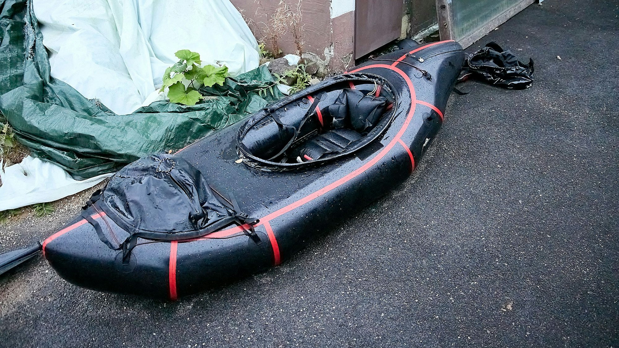 Das Bild zeigt ein aufblasbares Kanu an Land.