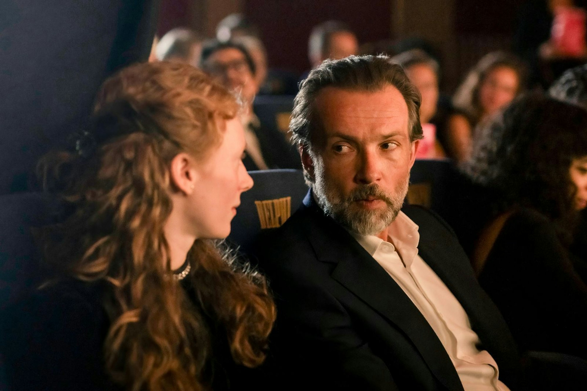 Sophie (Dana Herfurth) und Gabor (Lucas Gregorowicz) verbindet mehr als nur das gemeinsame Arbeitsverhältnis. (Bild: 2025 Walt Disney Company)
