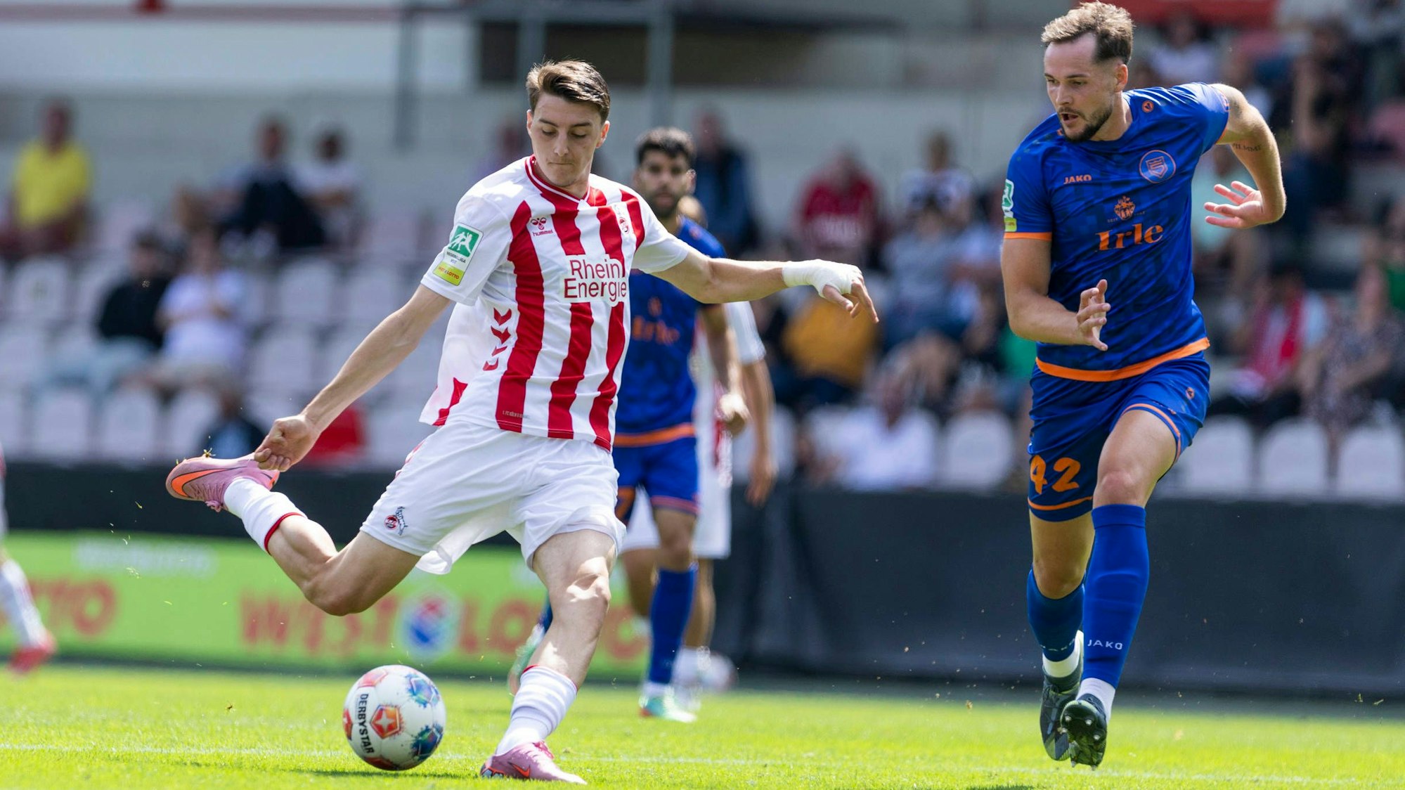 Regionalliga West: 1. FC Köln U21, U 21 - Sportfreunde Siegen, 17.08.2025 Malek El Mala 1. FC Köln U21, 9, Florian Mayer Sportfreunde Siegen 1899, 42. Regionalliga West, 1. FC Köln U21 - Sportfreunde Siegen, 4. Spieltag, am 17.08.2025, Franz-Kremer-Stadion, Köln *** Regionalliga West 1 FC Köln U21 Sportfreunde Siegen, 17 08 2025 Malek El Mala 1 FC Köln U21, 9 , Florian Mayer Sportfreunde Siegen 1899, 42 Regionalliga West, 1 FC Köln U21 Sportfreunde Siegen, 4 Matchday, on 17 08 2025, Franz Kremer Stadion, Cologne Copyright: xBEAUTIFULxSPORTS/Meuselx