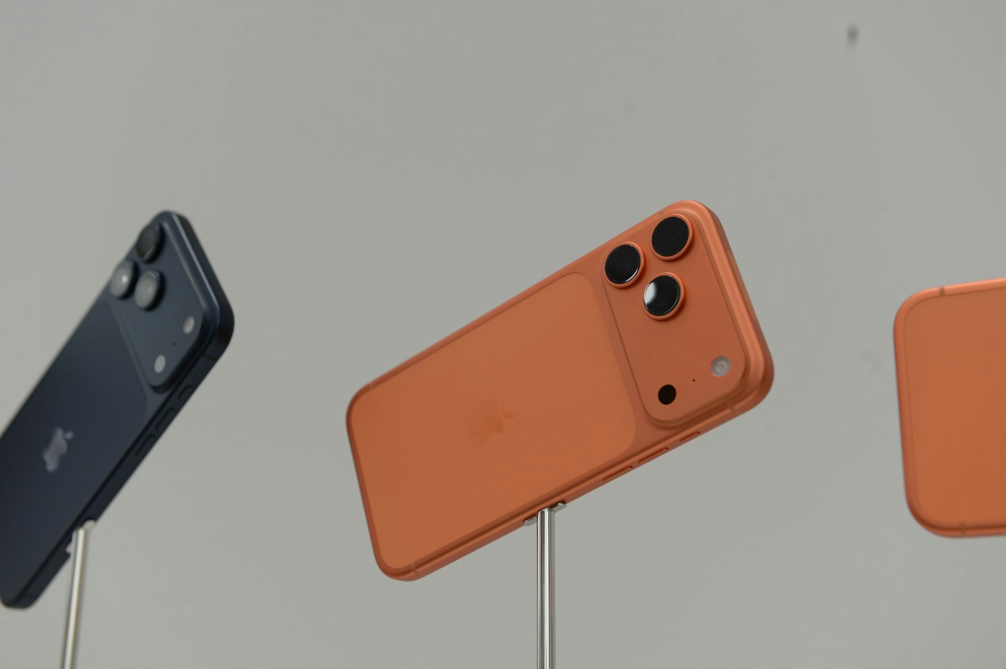 Farbig statt dezent: Apples iPhone 17 Pro und Pro Max gibt es künftig auch in Dunkelblau und Orange.