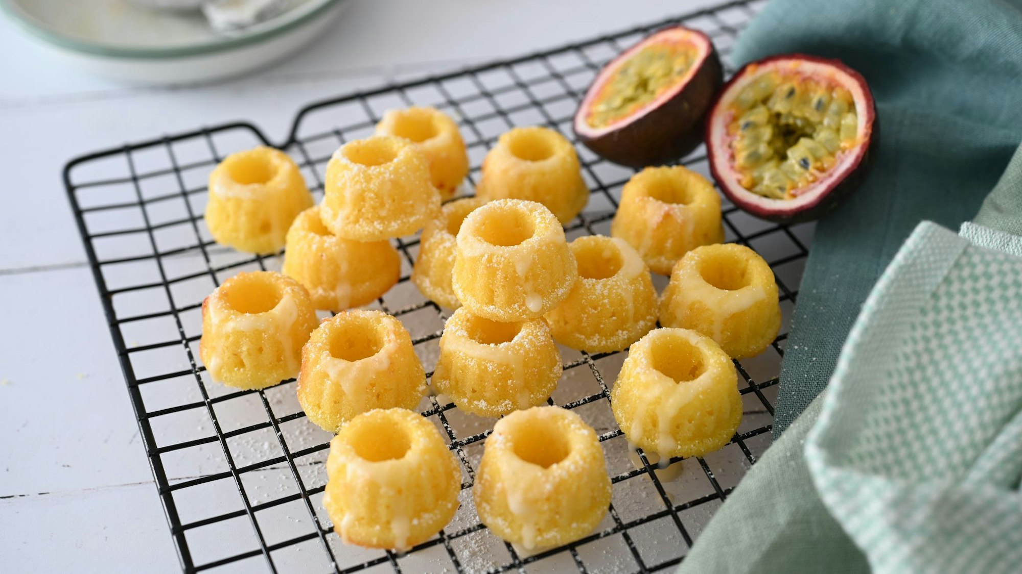 Mini, süß und sonnig: Die Mini-Guglhupf werden nicht mit Milch, sondern mit Buttermilch gebacken. So werden sie schön saftig.