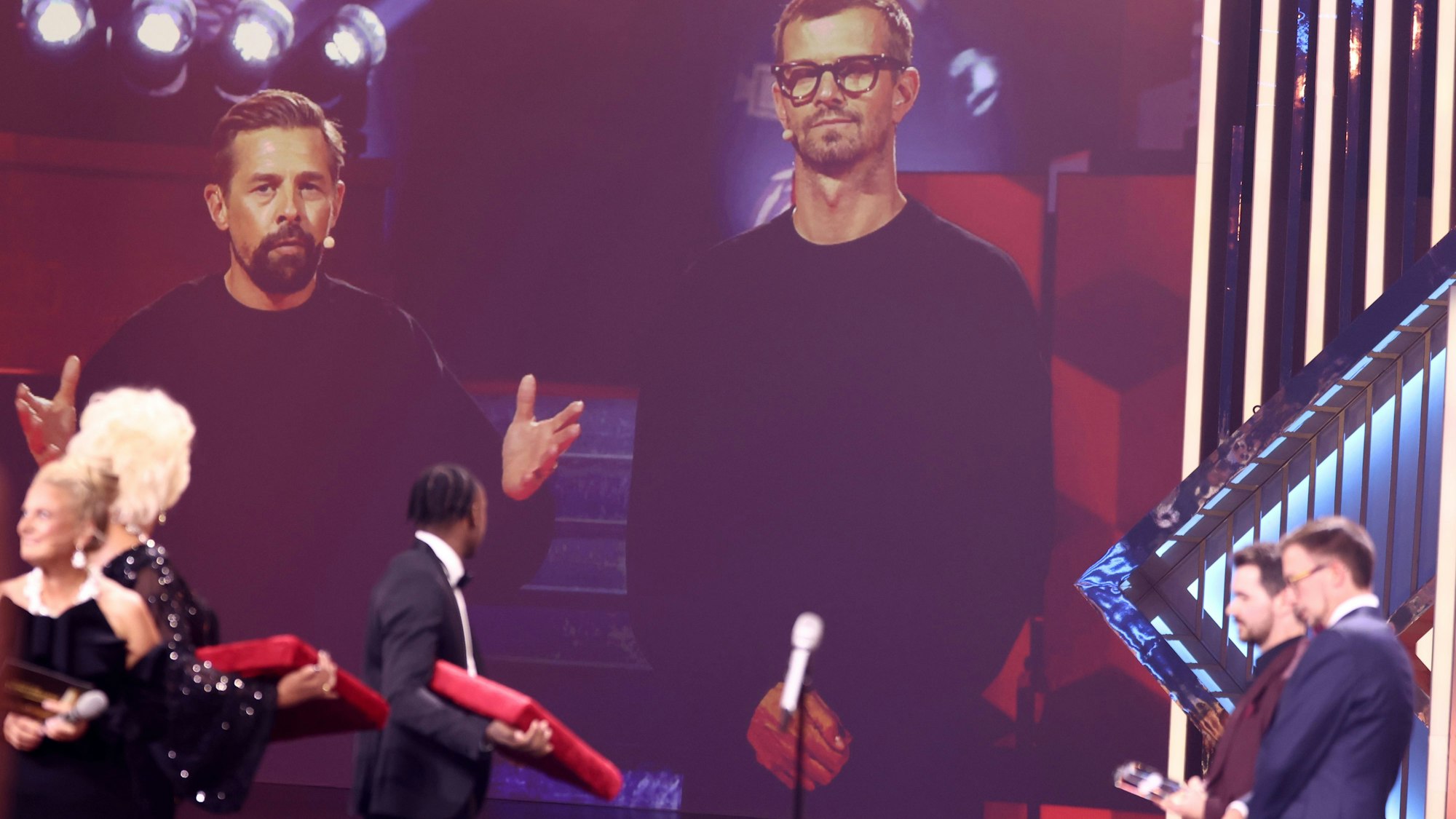 10.09.2025, Nordrhein-Westfalen, Köln: In Abwesenheit werden Klaas Heufer-Umlauf (Leinwand, l) und Joko Winterscheidt mit ihrem Team bei der Verleihung des Deutschen Fernsehpreises in der Kategorie "Beste Unterhaltung Show" für "Ein sehr gutes Quiz (mit hoher Gewinnsumme)" ausgezeichnet. Foto: Rolf Vennenbernd/dpa +++ dpa-Bildfunk +++