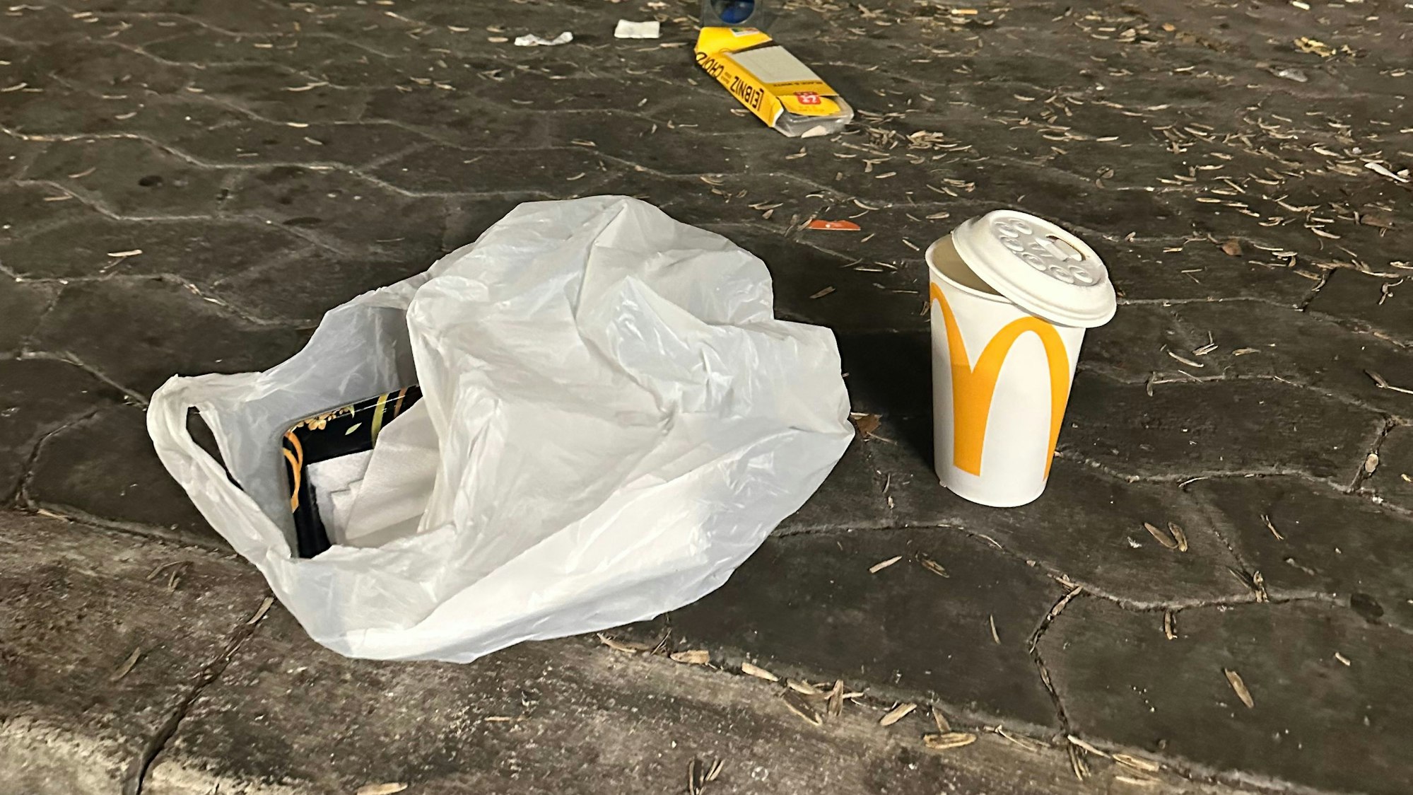 Verpackungsmüll im Parkhaus unter dem Karl-Gatzweiler-Platz im Zentrum von Sankt Augustin.