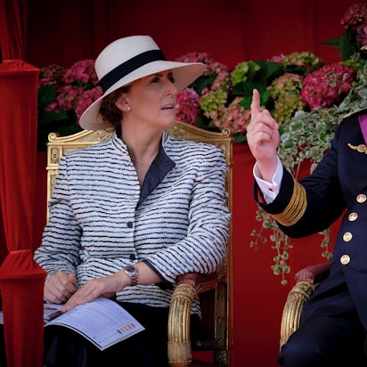 Prinzessin Claire und Prinz Laurent reden miteinander.