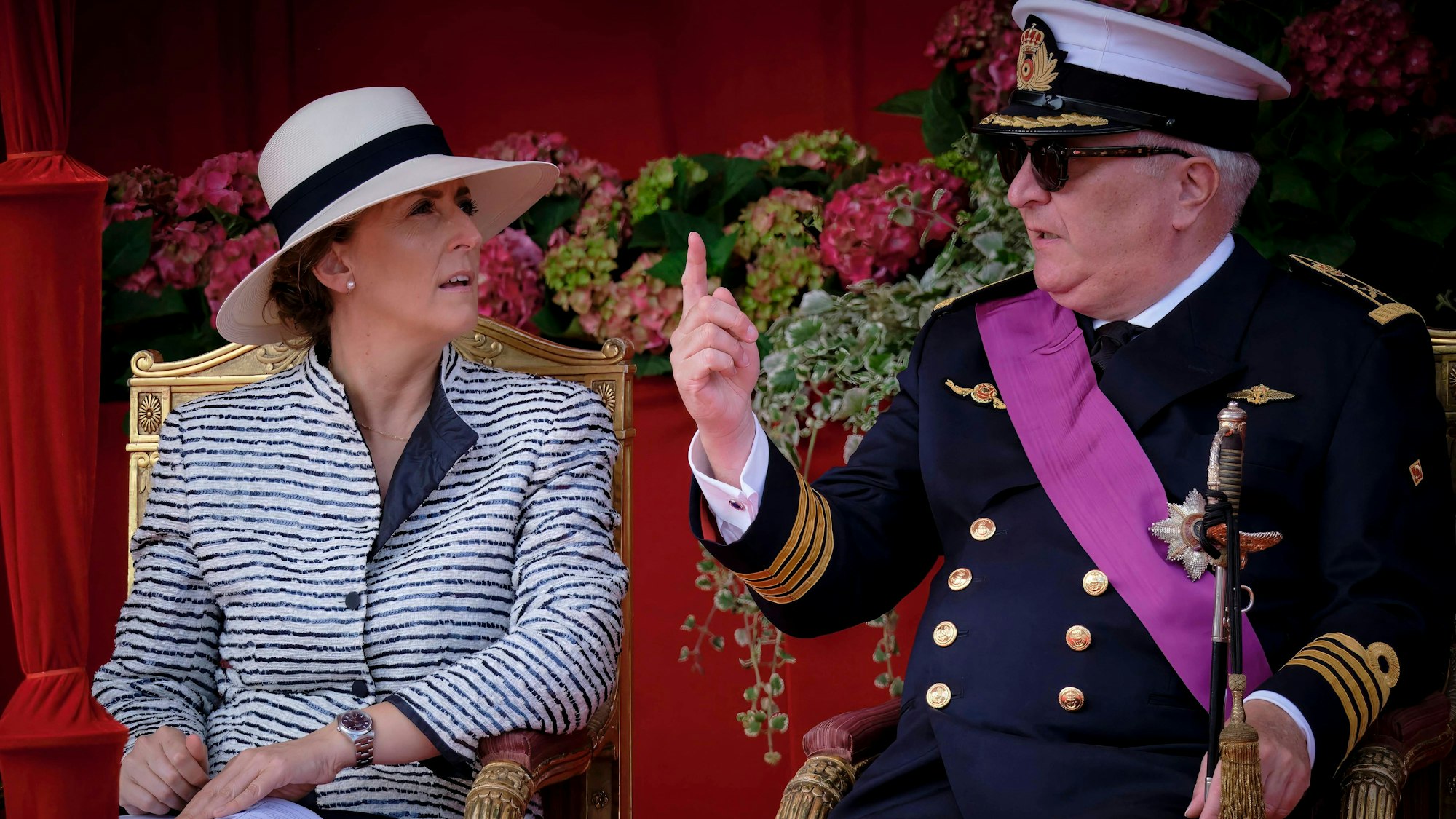 Prinzessin Claire und Prinz Laurent reden miteinander.