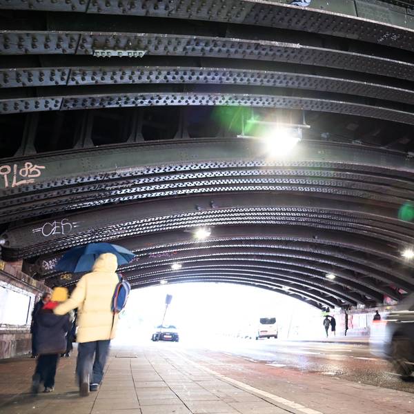24.01.2025 Köln. Der Bahnübergang auf der Venloer Straße. Foto: Alexander Schwaiger