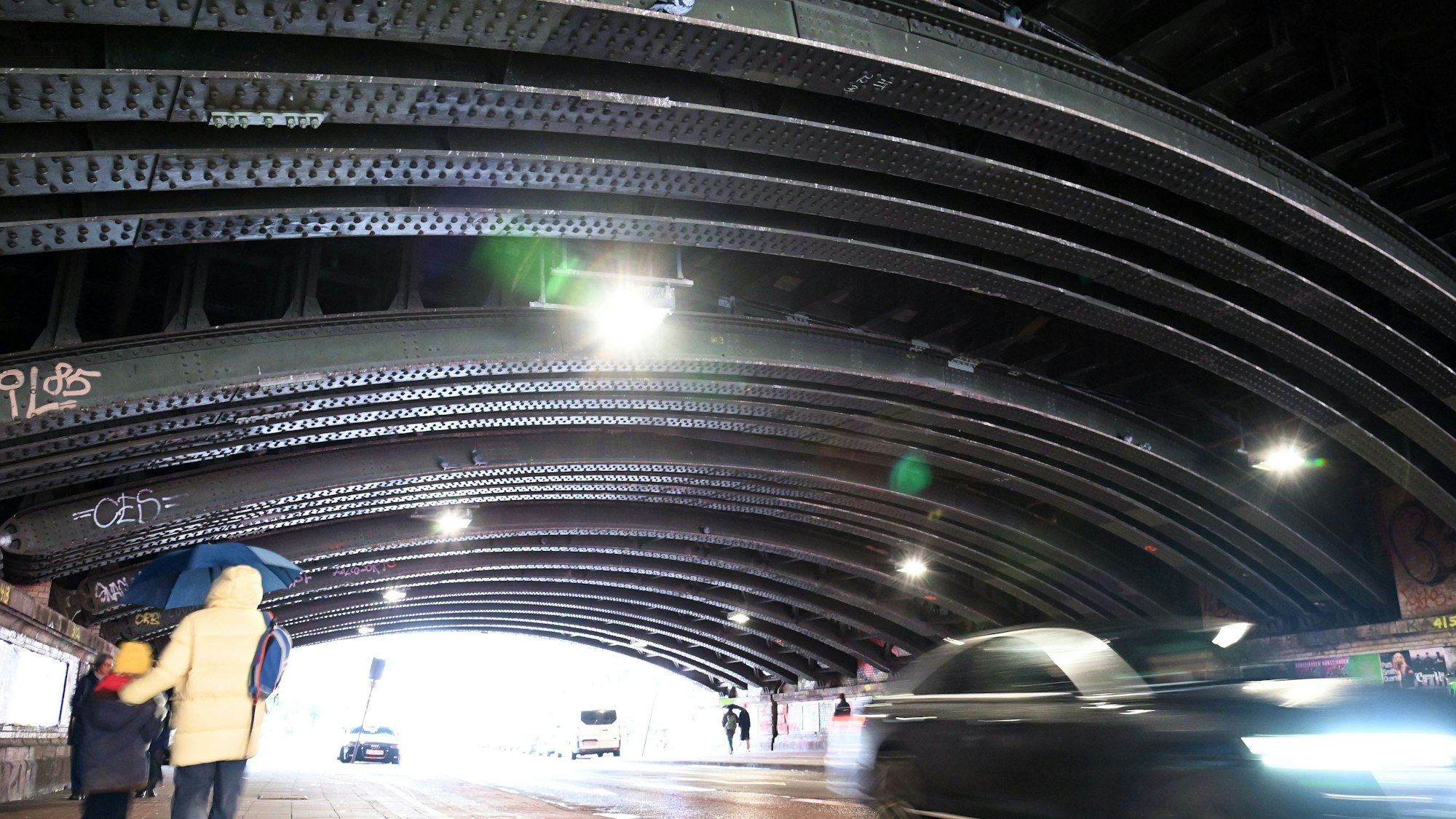 24.01.2025 Köln. Der Bahnübergang auf der Venloer Straße. Foto: Alexander Schwaiger