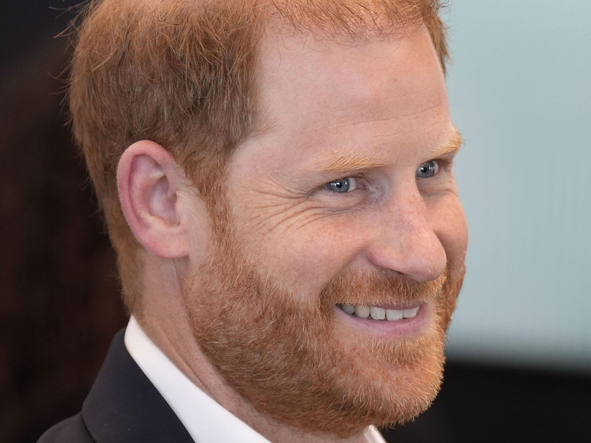 Prinz Harry lächelt.