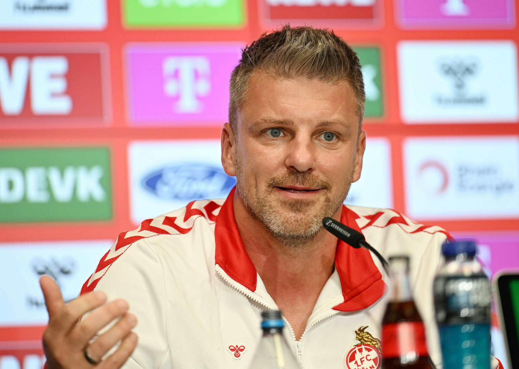 11.09.2025, xophax, Fussball 1.Bundesliga 1.FC Köln Saison 2025 / 2026 Pressekonferenz vor dem Wolfsburg Spiel Trainer Lukas Kwasniok Leverkusen *** 11 09 2025, xophax, Soccer 1 Bundesliga 1 FC Köln Season 2025 2026 Press conference before the Wolfsburg game Coach Lukas Kwasniok Leverkusen