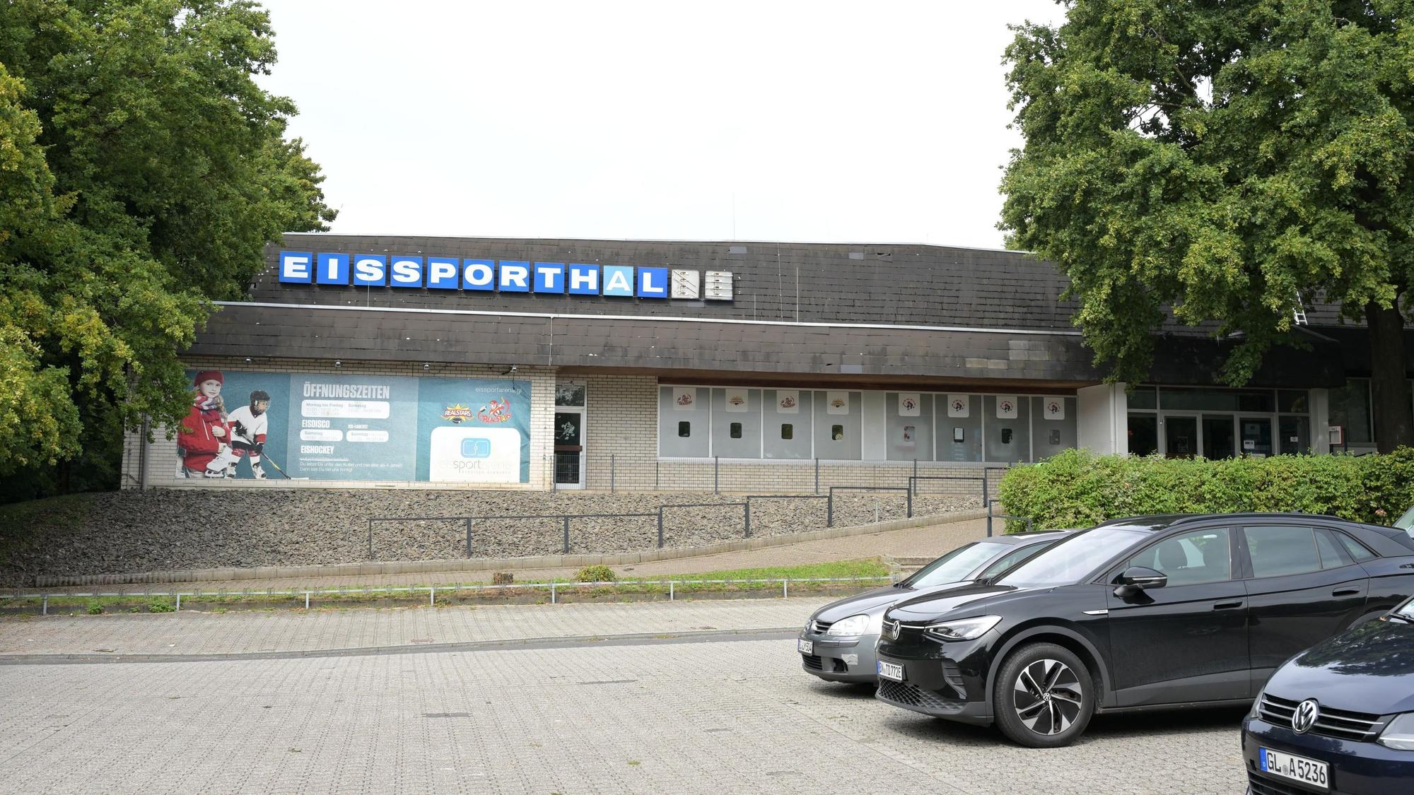 Vor dem Gebäude liegt ein Parkplatz.