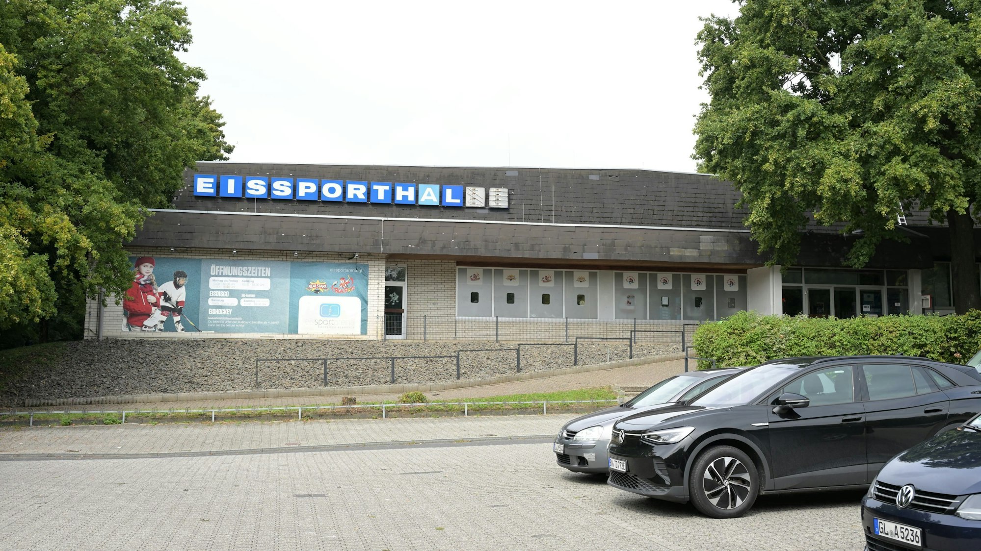 Vor dem Gebäude liegt ein Parkplatz.