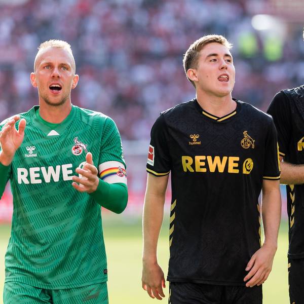 1. Fußball Bundesliga: 1. FSV Mainz 05 - 1. FC Köln, 24.08.2025 Marvin Schwäbe 1. FC Köln, 1, Isak Johannesson 1. FC Köln, 18, Marius Bülter 1. FC Köln, 30 glücklich vor der Kurve, feiern den Sieg 1. Fußball Bundesliga: 1. FSV Mainz 05 - 1. FC Köln, Mainz, MEWA Arena am 24.08.2025 DFL REGULATIONS PROHIBIT ANY USE OF PHOTOGRAPHS AS IMAGE SEQUENCES AND/OR QUASI-VIDEO. *** 1 Soccer Bundesliga 1 FSV Mainz 05 1 FC Köln, 24 08 2025 Marvin Schwäbe 1 FC Köln, 1 , Isak Johannesson 1 FC Köln, 18 , Marius Bülter 1 FC Köln, 30 happy in front of the curve, celebrating the victory 1 Soccer Bundesliga 1 FSV Mainz 05 1 FC Köln, Mainz, MEWA Arena on 24 08 2025 DFL REGULATIONS PROHIBIT ANY USE OF PHOTOGRAPHS AS IMAGE SEQUENCES AND OR QUASI VIDEO Copyright: xBEAUTIFULxSPORTS/Wunderlx