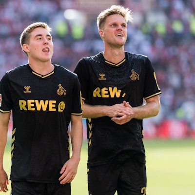 1. Fußball Bundesliga: 1. FSV Mainz 05 - 1. FC Köln, 24.08.2025 Marvin Schwäbe 1. FC Köln, 1, Isak Johannesson 1. FC Köln, 18, Marius Bülter 1. FC Köln, 30 glücklich vor der Kurve, feiern den Sieg 1. Fußball Bundesliga: 1. FSV Mainz 05 - 1. FC Köln, Mainz, MEWA Arena am 24.08.2025 DFL REGULATIONS PROHIBIT ANY USE OF PHOTOGRAPHS AS IMAGE SEQUENCES AND/OR QUASI-VIDEO. *** 1 Soccer Bundesliga 1 FSV Mainz 05 1 FC Köln, 24 08 2025 Marvin Schwäbe 1 FC Köln, 1 , Isak Johannesson 1 FC Köln, 18 , Marius Bülter 1 FC Köln, 30 happy in front of the curve, celebrating the victory 1 Soccer Bundesliga 1 FSV Mainz 05 1 FC Köln, Mainz, MEWA Arena on 24 08 2025 DFL REGULATIONS PROHIBIT ANY USE OF PHOTOGRAPHS AS IMAGE SEQUENCES AND OR QUASI VIDEO Copyright: xBEAUTIFULxSPORTS/Wunderlx