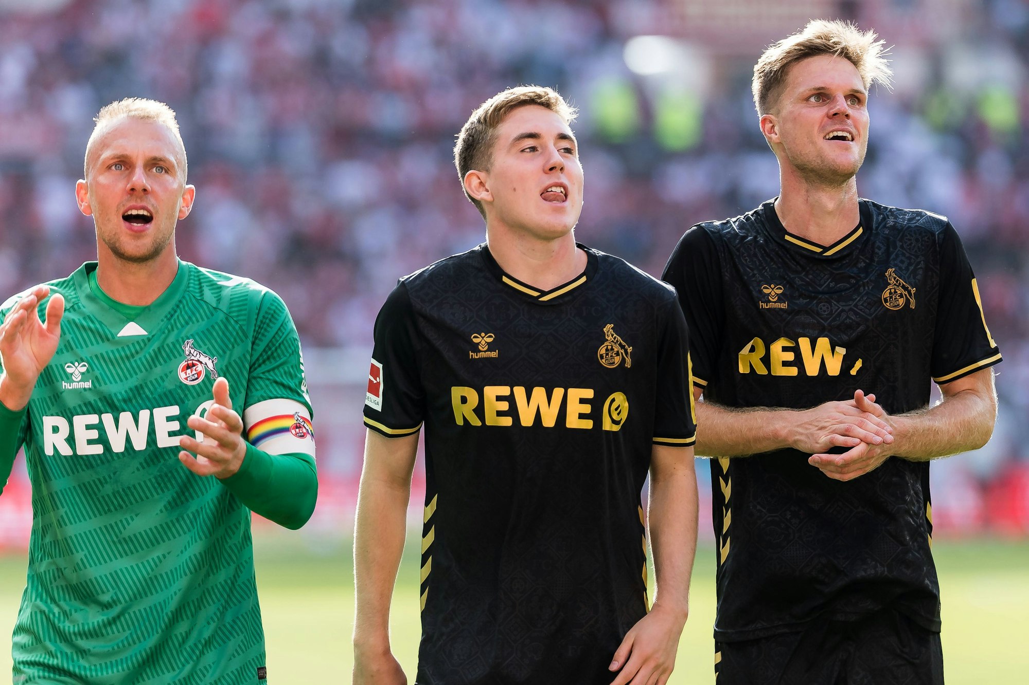 1. Fußball Bundesliga: 1. FSV Mainz 05 - 1. FC Köln, 24.08.2025 Marvin Schwäbe 1. FC Köln, 1, Isak Johannesson 1. FC Köln, 18, Marius Bülter 1. FC Köln, 30 glücklich vor der Kurve, feiern den Sieg 1. Fußball Bundesliga: 1. FSV Mainz 05 - 1. FC Köln, Mainz, MEWA Arena am 24.08.2025 DFL REGULATIONS PROHIBIT ANY USE OF PHOTOGRAPHS AS IMAGE SEQUENCES AND/OR QUASI-VIDEO. *** 1 Soccer Bundesliga 1 FSV Mainz 05 1 FC Köln, 24 08 2025 Marvin Schwäbe 1 FC Köln, 1 , Isak Johannesson 1 FC Köln, 18 , Marius Bülter 1 FC Köln, 30 happy in front of the curve, celebrating the victory 1 Soccer Bundesliga 1 FSV Mainz 05 1 FC Köln, Mainz, MEWA Arena on 24 08 2025 DFL REGULATIONS PROHIBIT ANY USE OF PHOTOGRAPHS AS IMAGE SEQUENCES AND OR QUASI VIDEO Copyright: xBEAUTIFULxSPORTS/Wunderlx