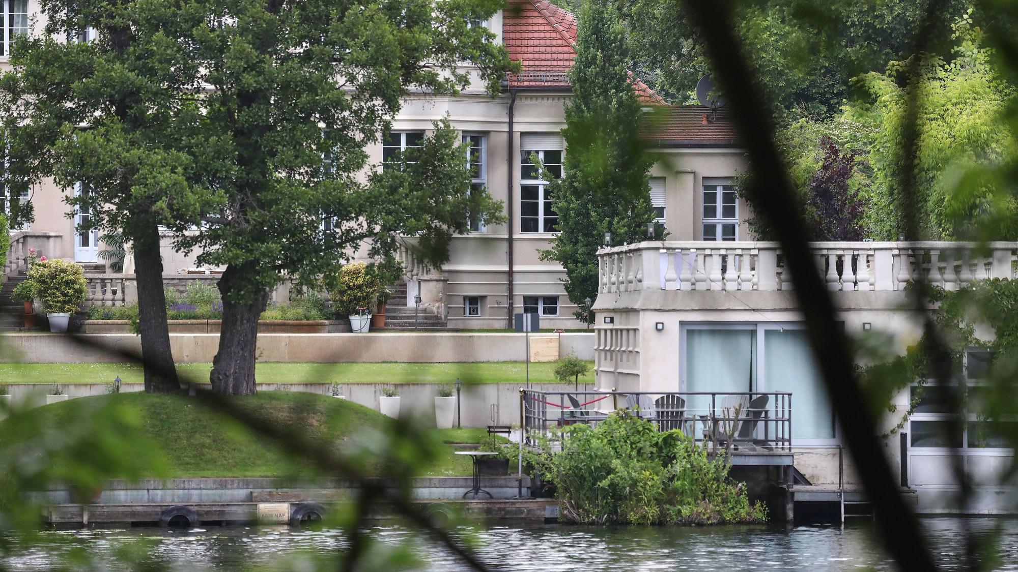 Die Villa Adlon in Potsdam. Laut dem Recherchenetzwerk Correctiv war das Gebäude am 25. November 2023 Tagungsort für ein hochkarätiges Treffen von Rechtsextremen mit AfD- und CDU-Politikern. (Archivbild)