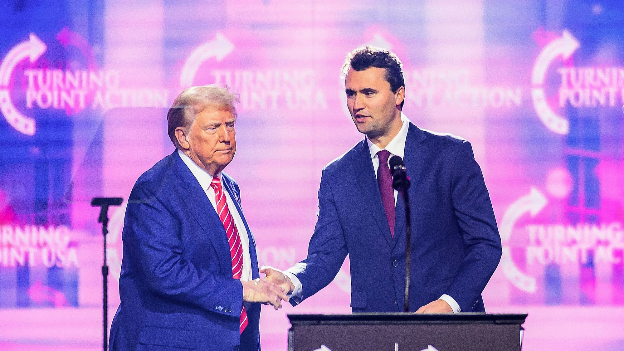 US-Präsident Donald Trump mit dem rechtskonservativen Aktivisten Charlie Kirk. Der Podcaster wurde am Mittwoch in Utah erschossen. (Archivbild)