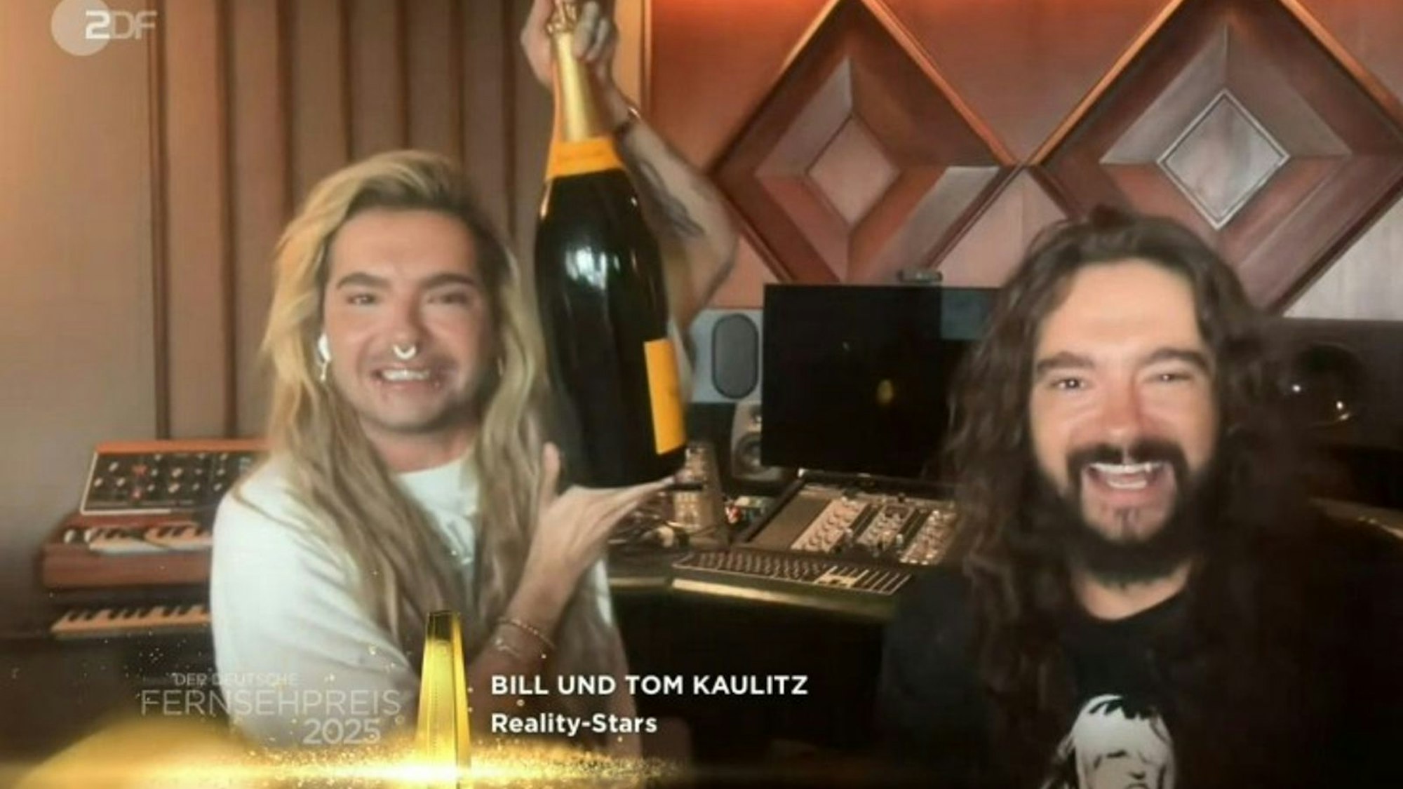 Bill Kaulitz (links) und Tom Kaulitz feierten ihren Sieg per Live-Schalte aus Los Angeles. (Bild: ZDF)