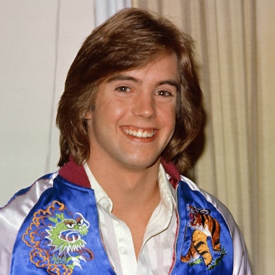 Shaun Cassidy lächelt in die Kamera.