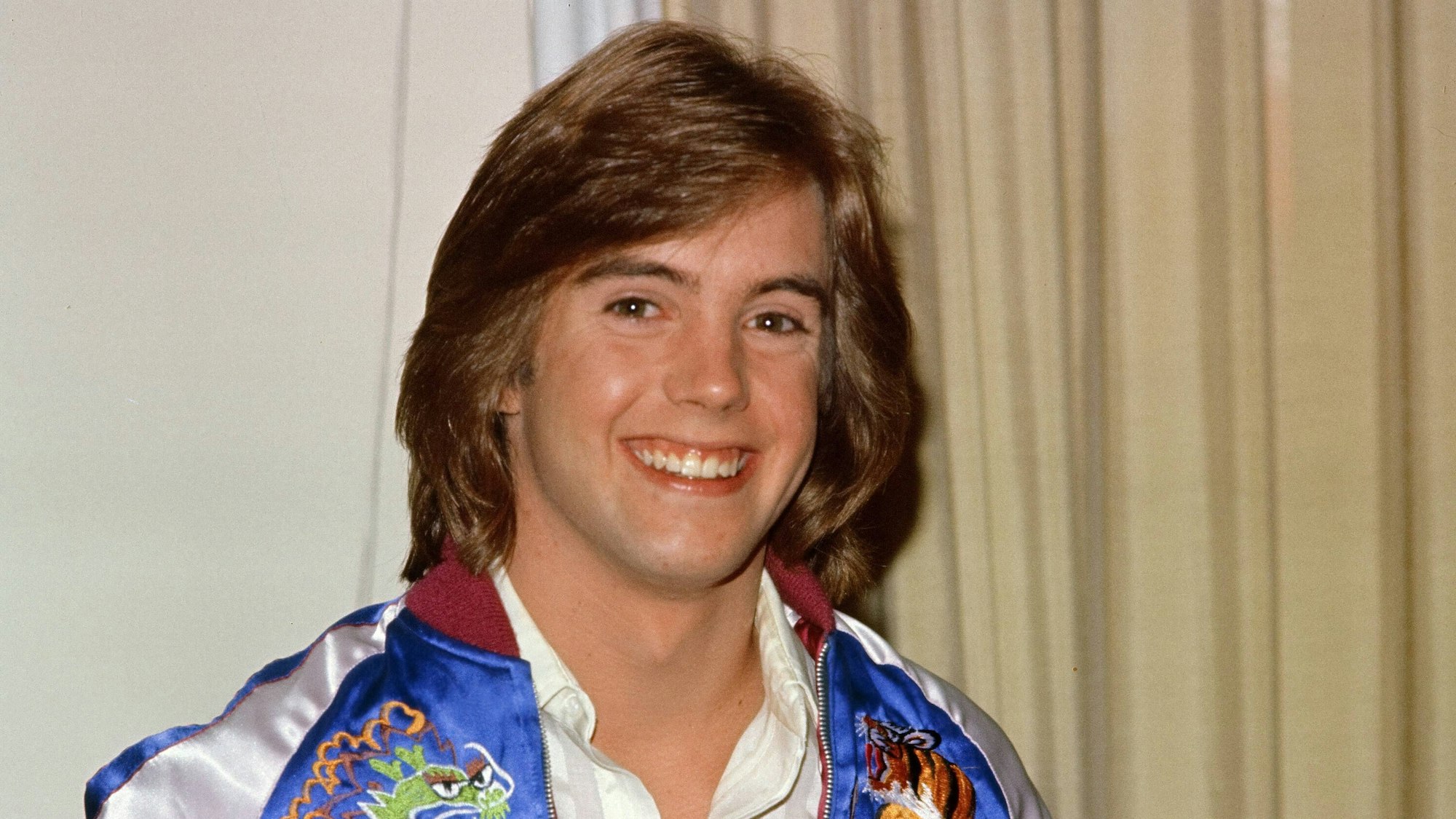 Shaun Cassidy lächelt in die Kamera.