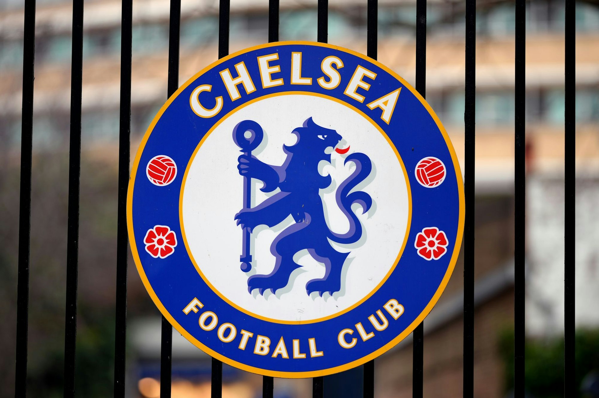 Der FC Chelsea muss sich wegen mutmaßlicher Regelverstöße in 74 Fällen vorm englischen Fußballverband verantworten.