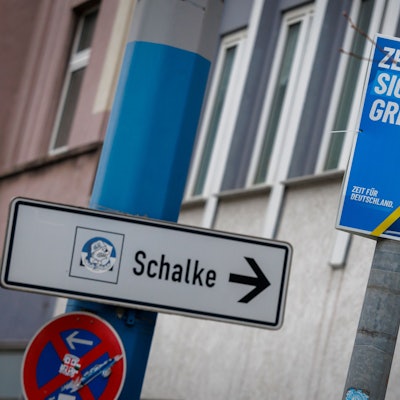 ARCHIV - 24.02.2025, Nordrhein-Westfalen, Gelsenkirchen: Ein Wahlplakat der AfD vor einem Straßenschild mit der Aufschrift «Schalke» in Gelsenkirchen. (zu dpa: «Zuwachs für AfD in NRW erwartet - Rechtsruck im Revier?») Foto: Christoph Reichwein/dpa +++ dpa-Bildfunk +++