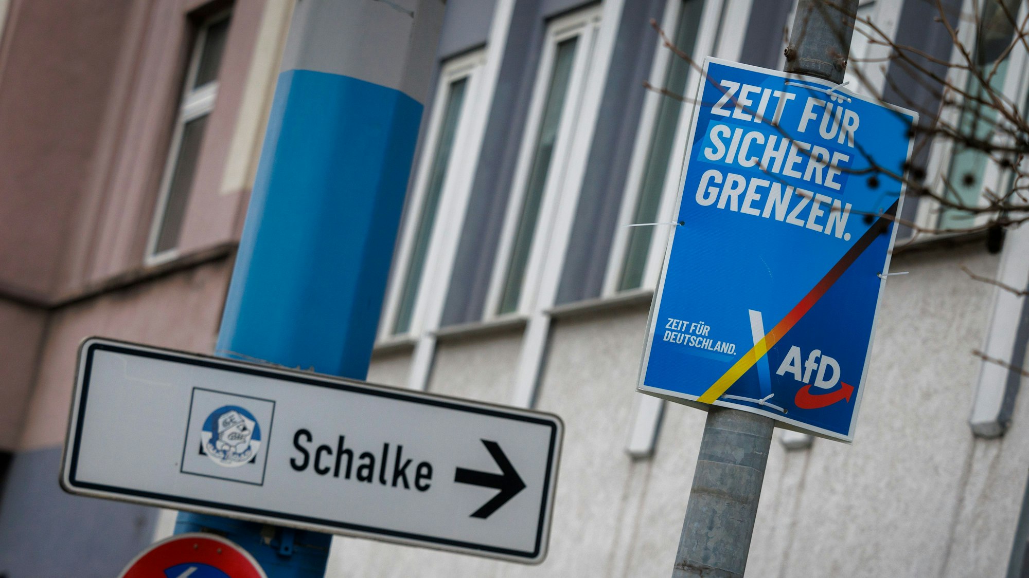 ARCHIV - 24.02.2025, Nordrhein-Westfalen, Gelsenkirchen: Ein Wahlplakat der AfD vor einem Straßenschild mit der Aufschrift «Schalke» in Gelsenkirchen. (zu dpa: «Zuwachs für AfD in NRW erwartet - Rechtsruck im Revier?») Foto: Christoph Reichwein/dpa +++ dpa-Bildfunk +++