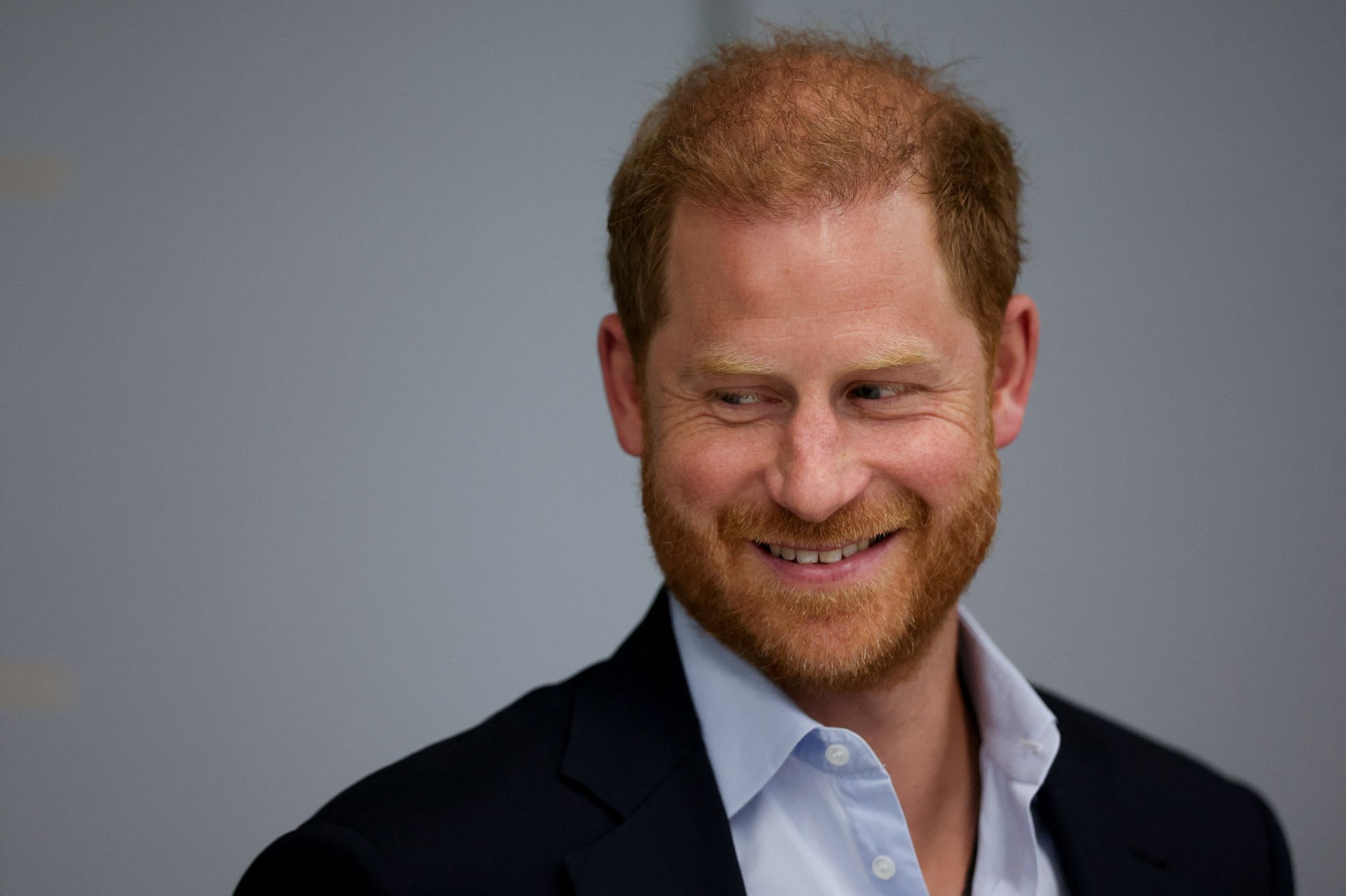 Prinz Harry lächelt.