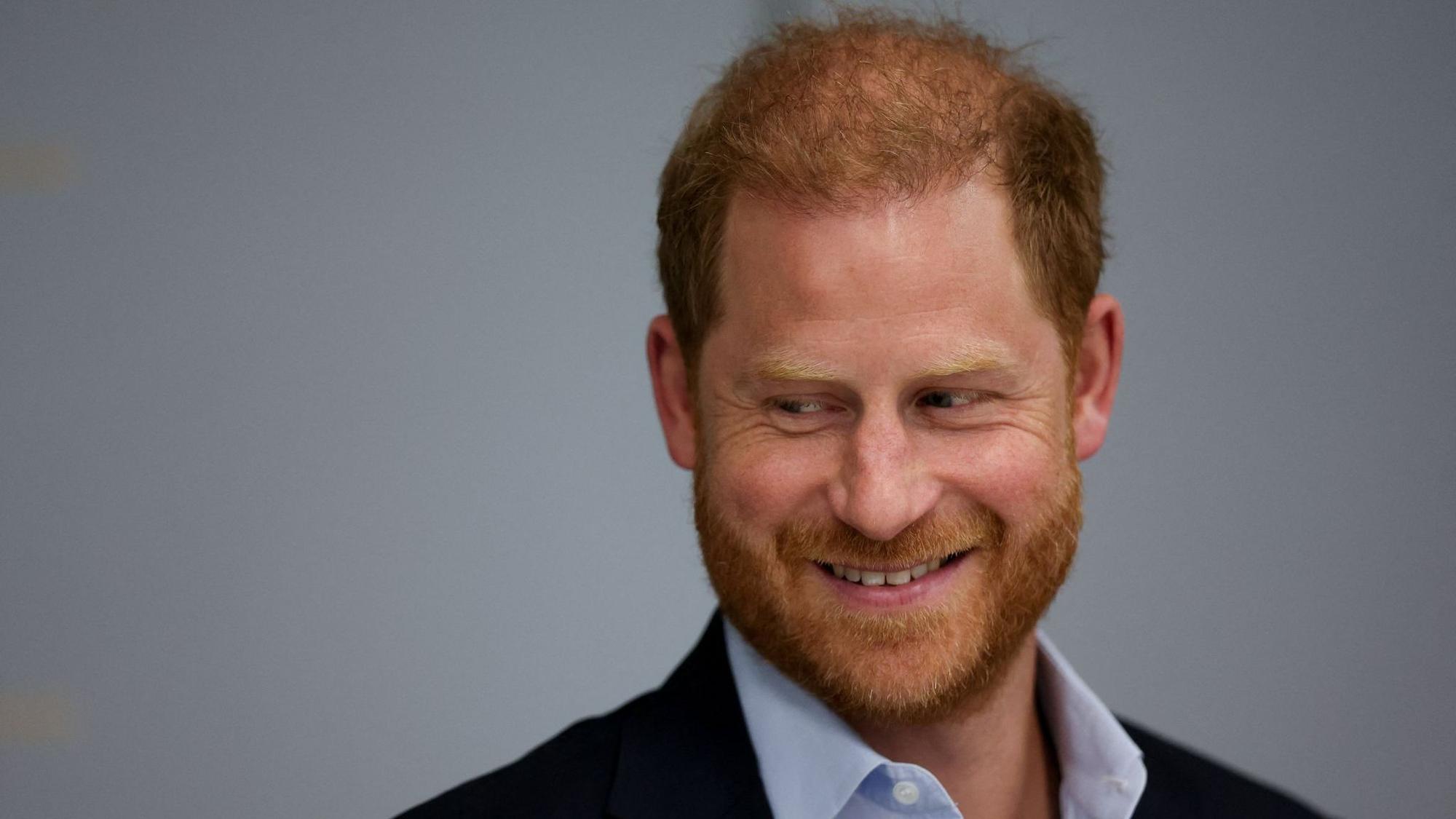 Prinz Harry lächelt.
