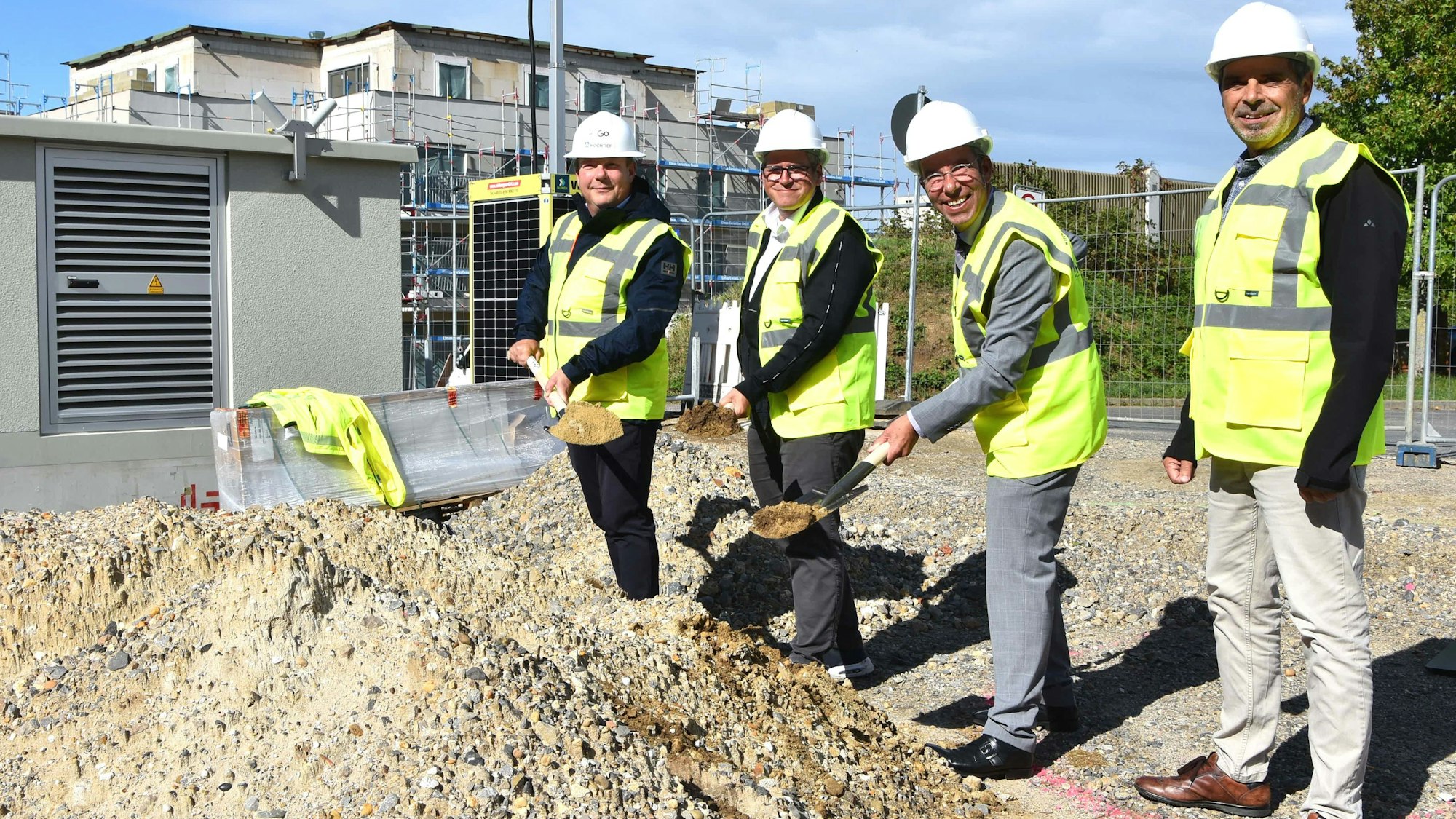 Das Foto zeigt Männer beim Spatenstich.
