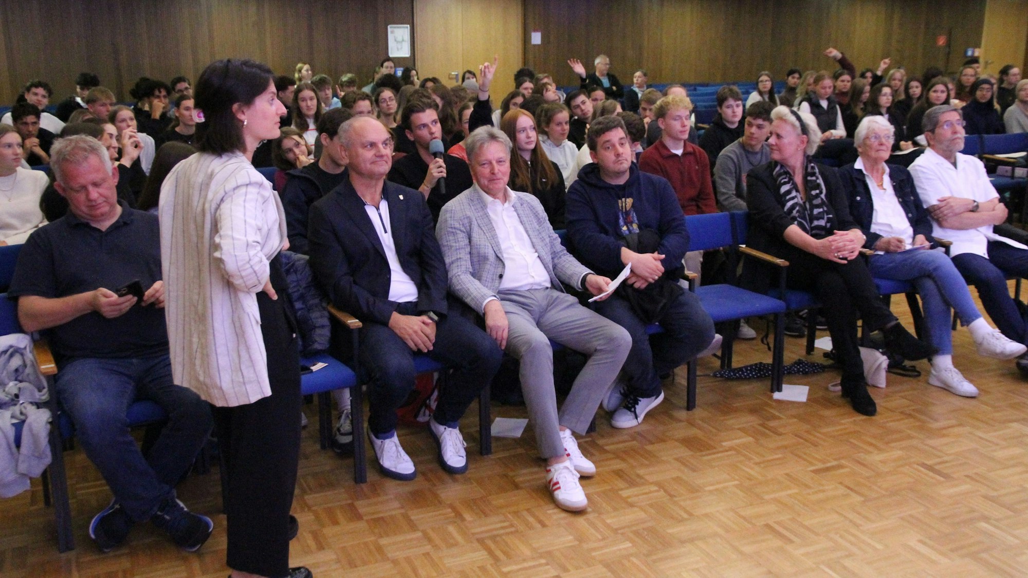Meine erste Wahl, Theaterprojekt zu den Kommunalwahlen, Forumtheater Inszene, Abschlussveranstaltung im Gymnasium Alleestraße, Politiker nehmen Stellung
