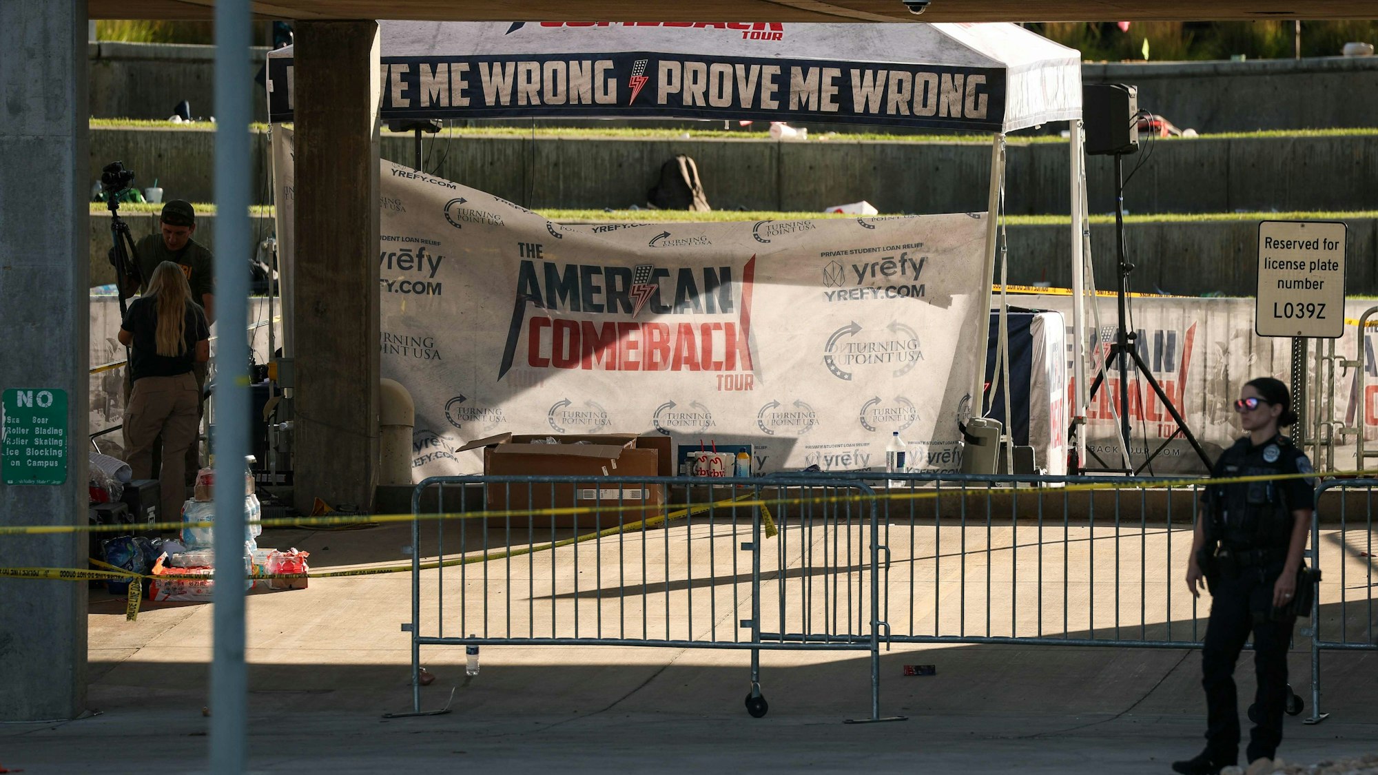Polizeibeamte in der Nähe des Tatorts, an dem der politische Aktivist Charlie Kirk am 11. September 2025 an der Utah Valley University erschossen wurde.