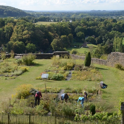 Seit 2006 besteht der Burggarten in Hennef-Stadt Blankenberg. Auf der Bastion der Burg betreuen ehrenamtlich Aktive die Beete.
