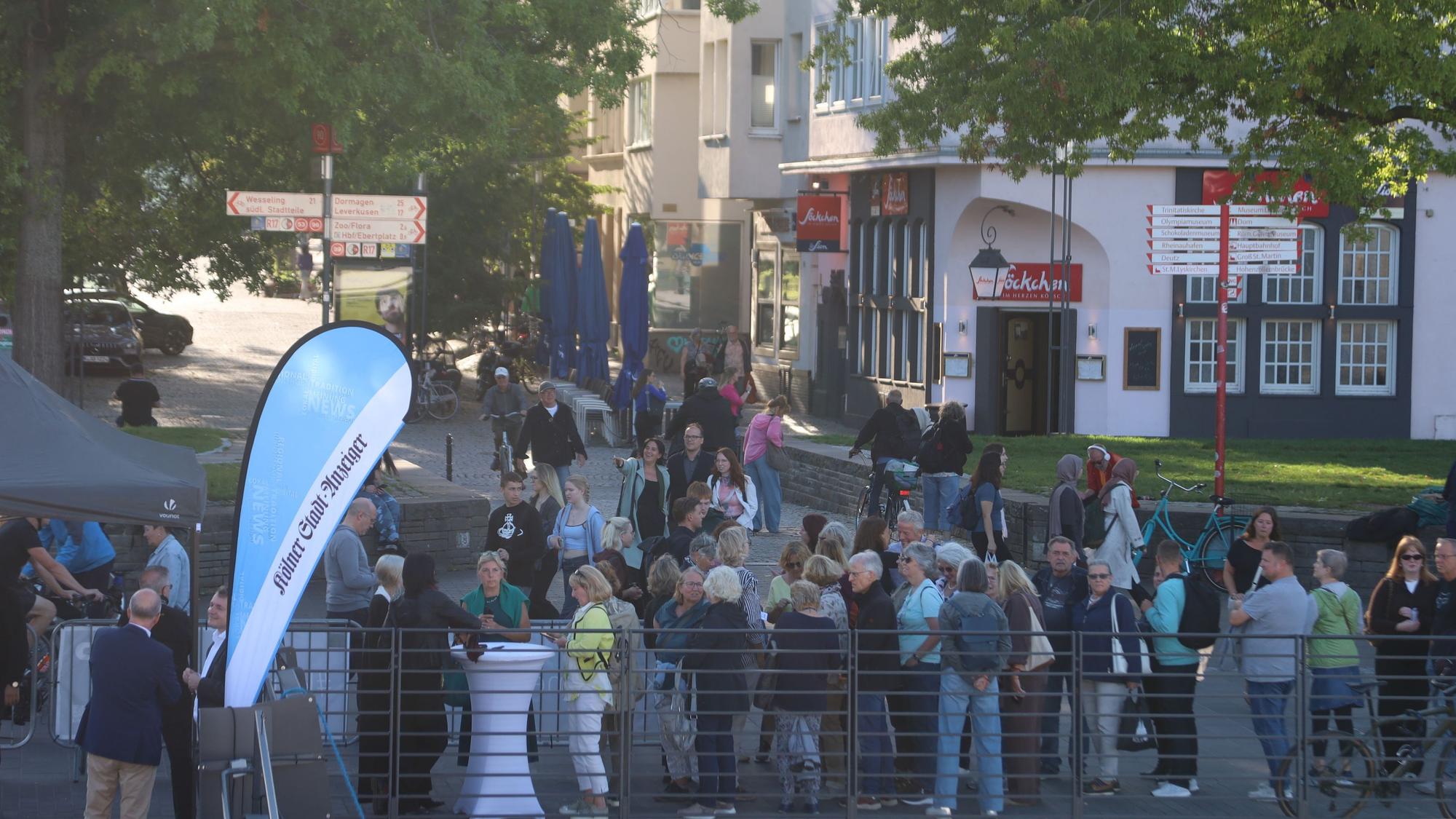 Lange Schlangen vor dem KD-Schiff RheinMagie.