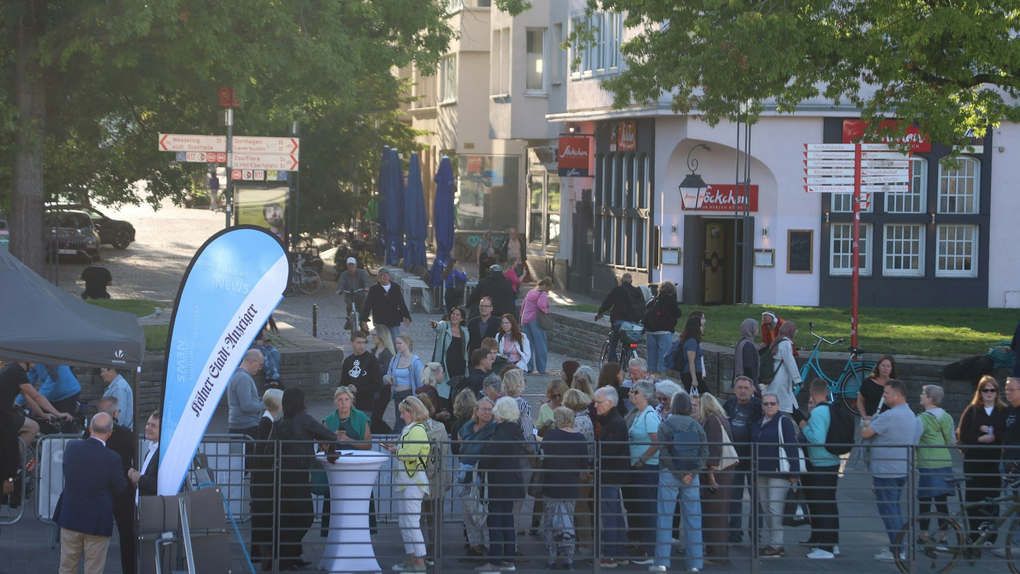 Lange Schlangen vor dem KD-Schiff RheinMagie.