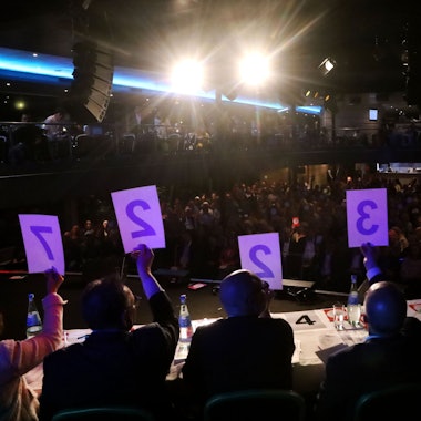 Abstimmung im ausverkauften KD-Schiff RheinMagie: Auf der Bühne saßen die Kölner OB-Kandidatinnen und -Kandidaten, im Saal mehr als 500 Gäste.